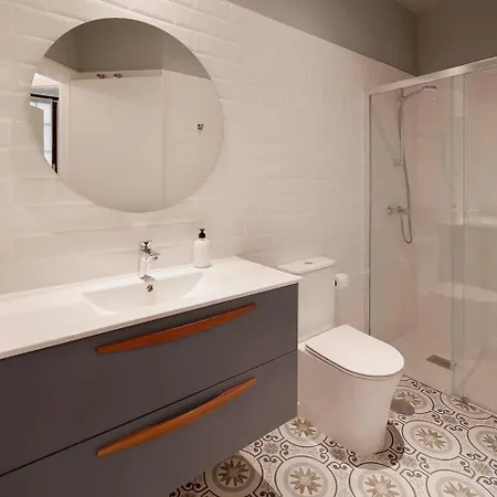 Avg Patio De Caveda Dcha * גיחון